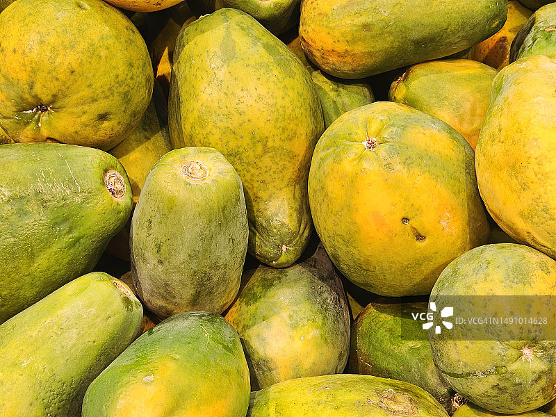 超市里的绿色黄色木瓜图片素材