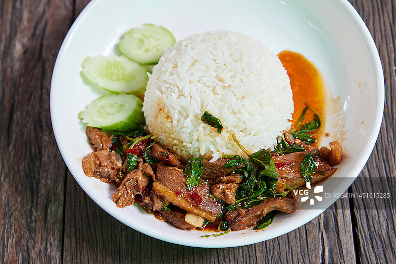 泰式罗勒炒鸭肉饭（泰国素攀武里）图片素材