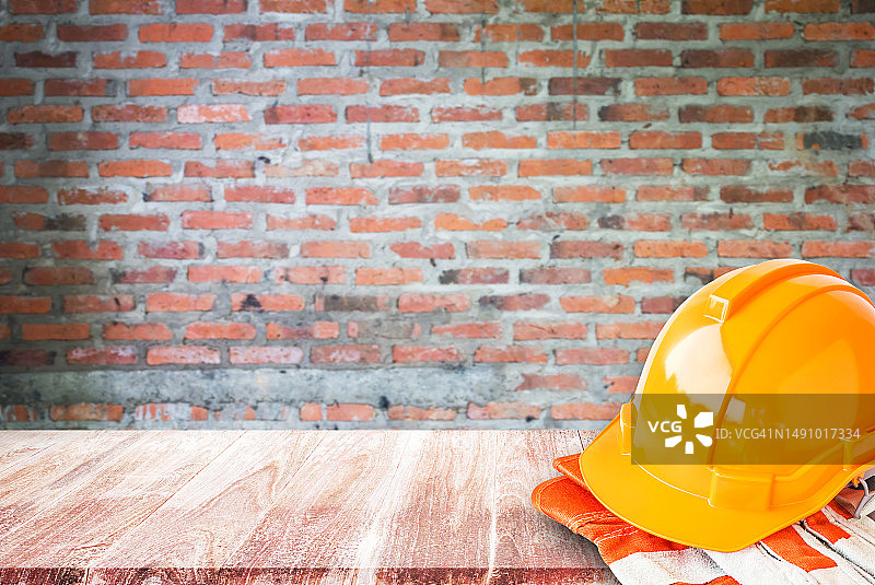 木质货架和石砖墙背景，罗马尼亚图片素材