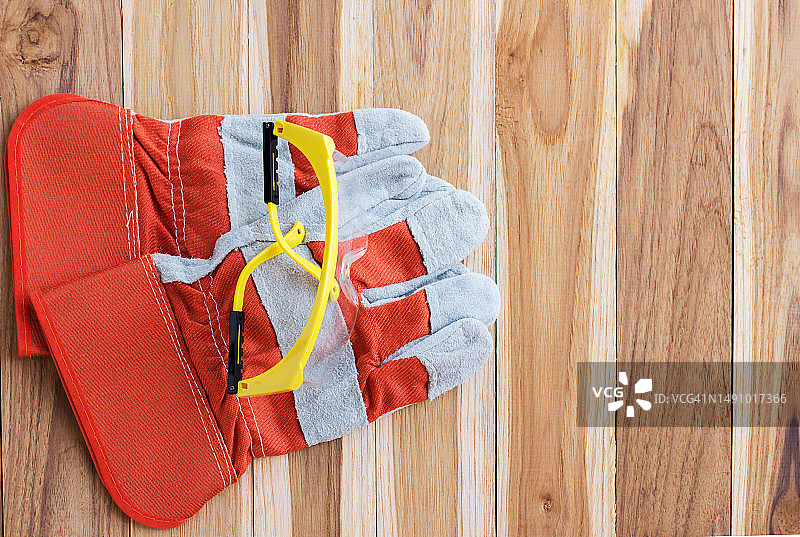 俯视拍摄：罗马尼亚木桌上的圣诞礼物图片素材