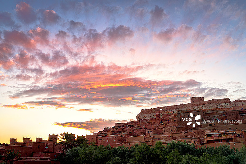 艾本哈杜筑垒村庄的日落图片素材