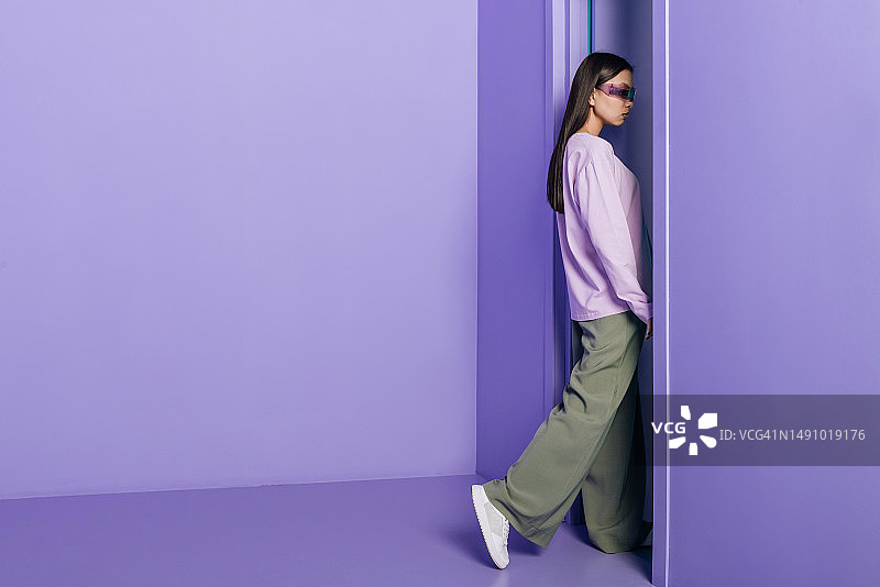 时尚女性走出紫色房间图片素材