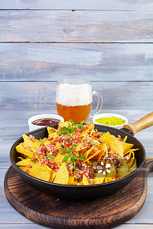 墨西哥玉米片配奶酪玉米片、鳄梨酱、萨尔萨酱和番茄酱（罗马尼亚）图片素材