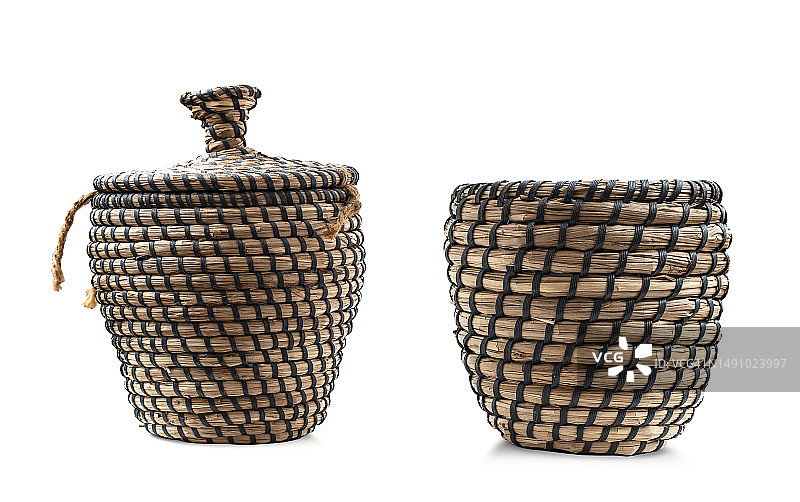 白色背景下的旧柳条花瓶图片素材