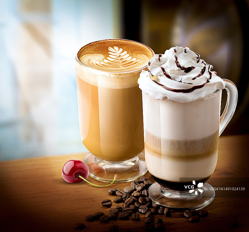 玻璃杯中的咖啡特写图片素材