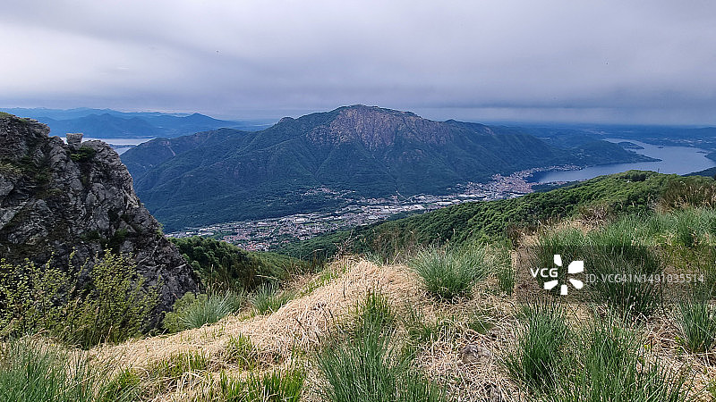 从斯特罗纳山谷的切拉诺山观看奥梅尼亚和奥尔塔湖图片素材
