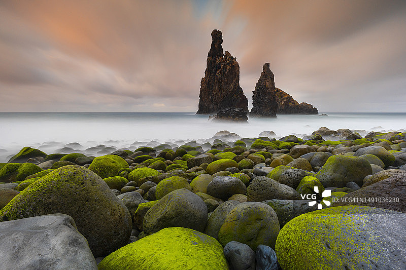 葡萄牙马德拉岛里贝拉达贾内拉海滩春日落日长曝光图片素材