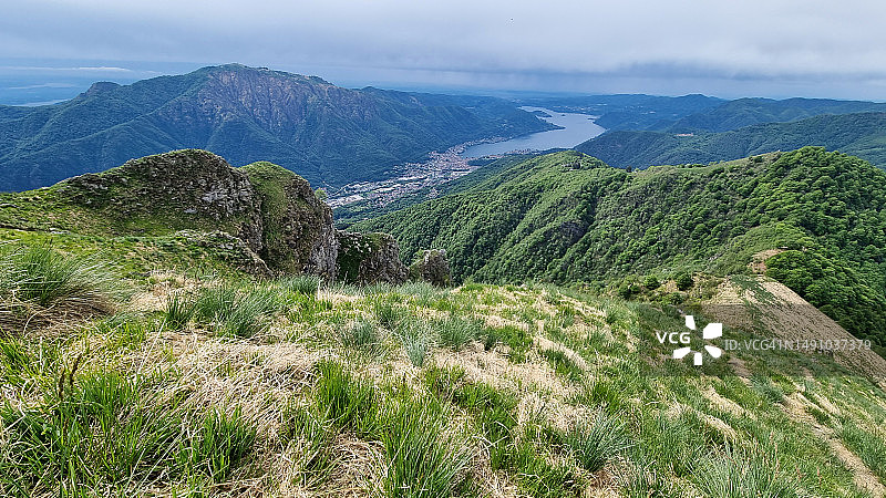 奥尔塔湖全景，前景为切拉诺山和斯特罗纳山谷图片素材