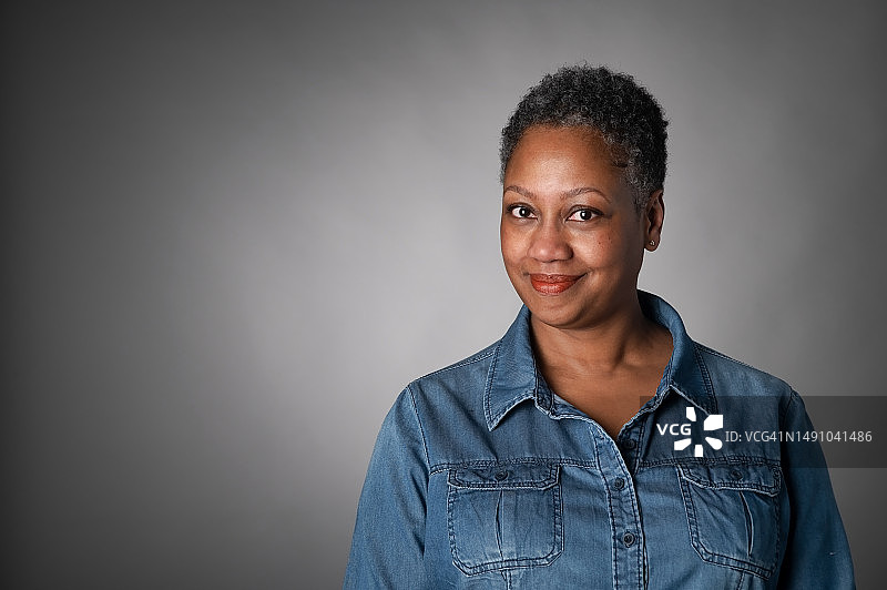 中年非裔美国妇女工作室肖像图片素材