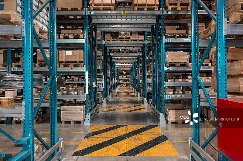 仓库中的纸箱图片素材