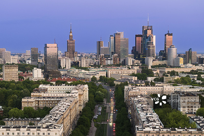 日落时分的华沙城市航拍全景图片素材