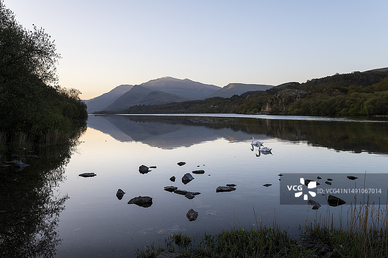 北威尔士兰贝里斯的林恩帕达恩湖图片素材