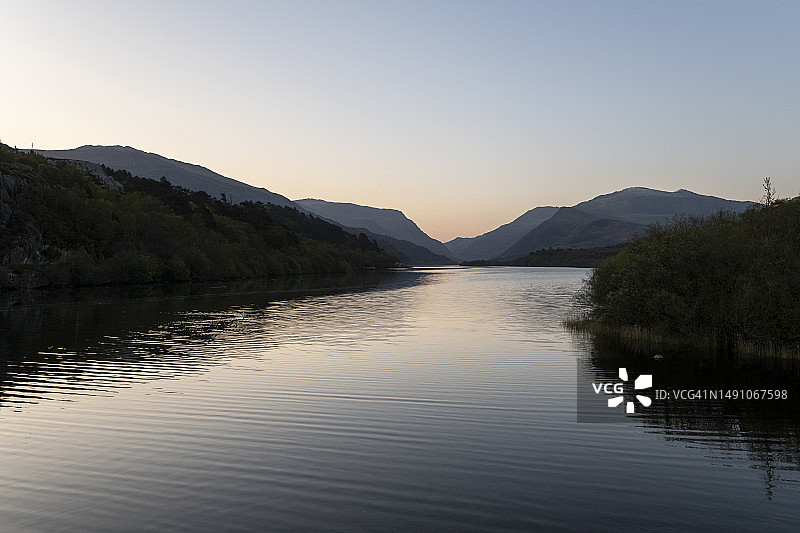 北威尔士兰贝里斯帕达恩湖的黎明图片素材