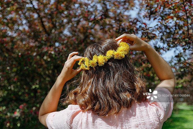 女子戴着蒲公英花环图片素材
