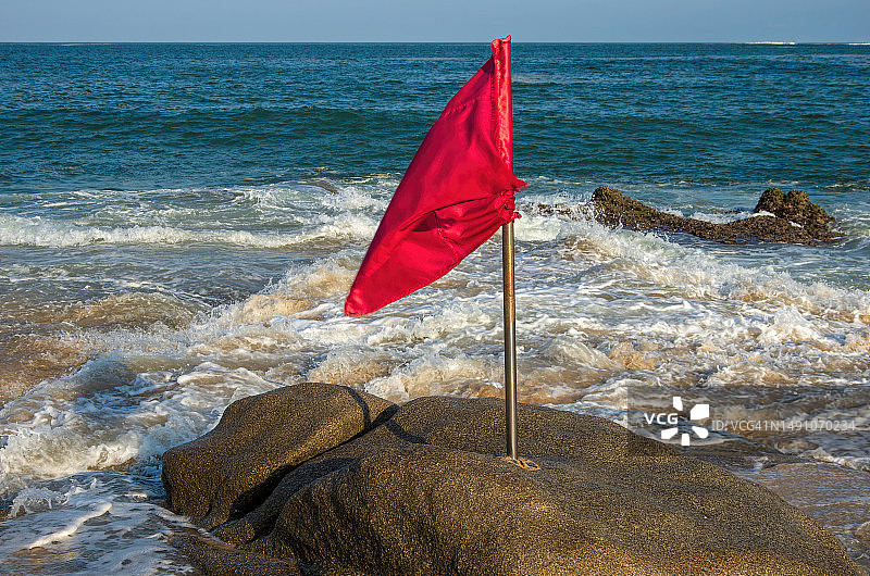 红色安全旗：海滩无救生员，游泳危险图片素材