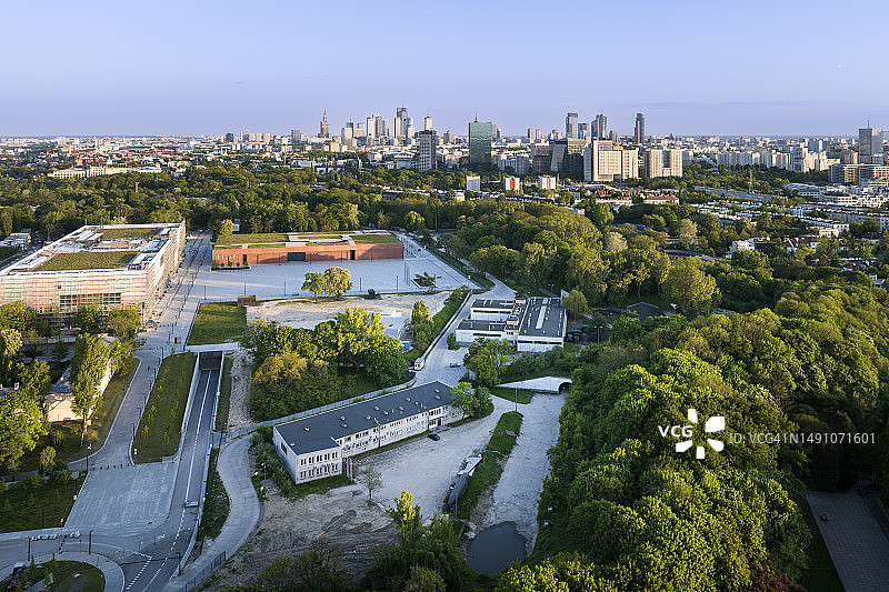 日落时分的华沙市中心航拍图片素材