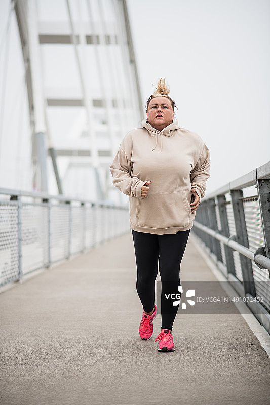 疲惫奔跑的西班牙裔肥胖女人图片素材