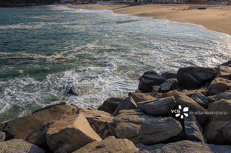 从墨西哥瓦哈卡州查韦海滩东端防波堤观看西部景色图片素材