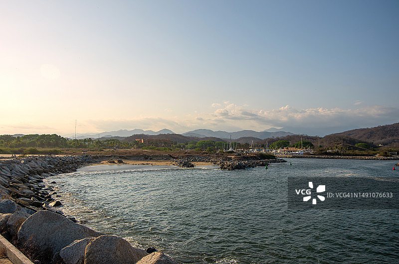 从查韦海滩防波堤眺望查韦码头，墨西哥瓦哈卡图片素材