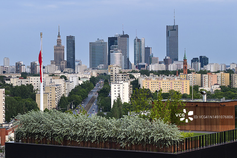 日落时分的华沙城市航拍全景图片素材