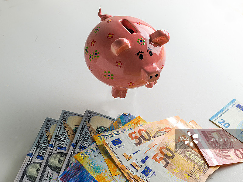 带有钞票的瓷猪图片素材
