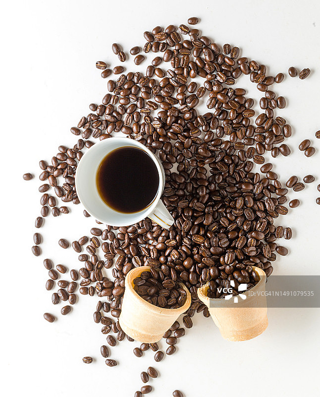 烘焙咖啡豆上的咖啡杯图片素材