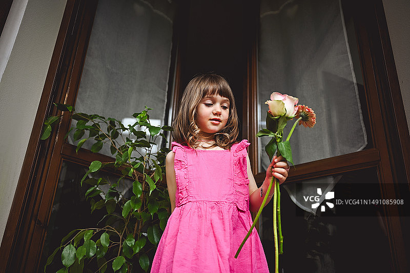 仰视可爱女孩露台鲜花肖像图片素材