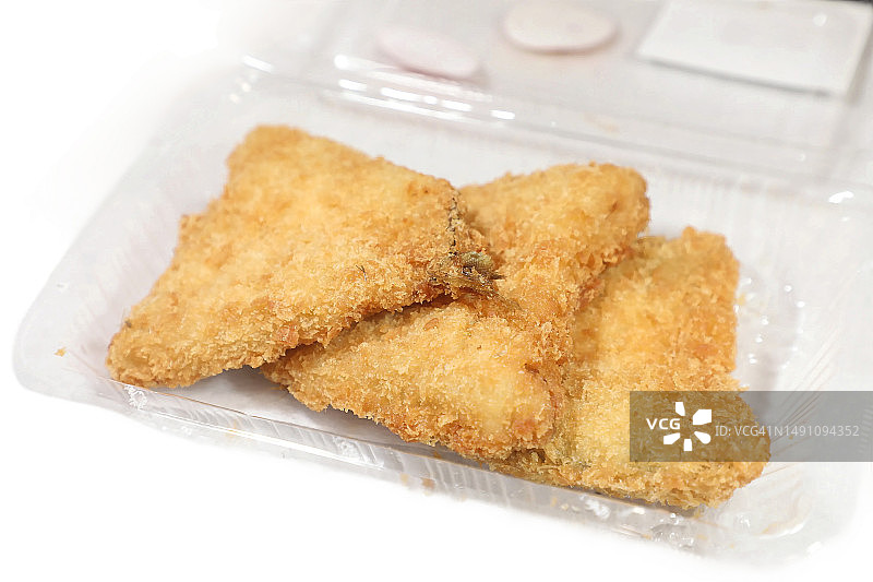 用PET塑料盒盛装的炸竹荚鱼图片素材