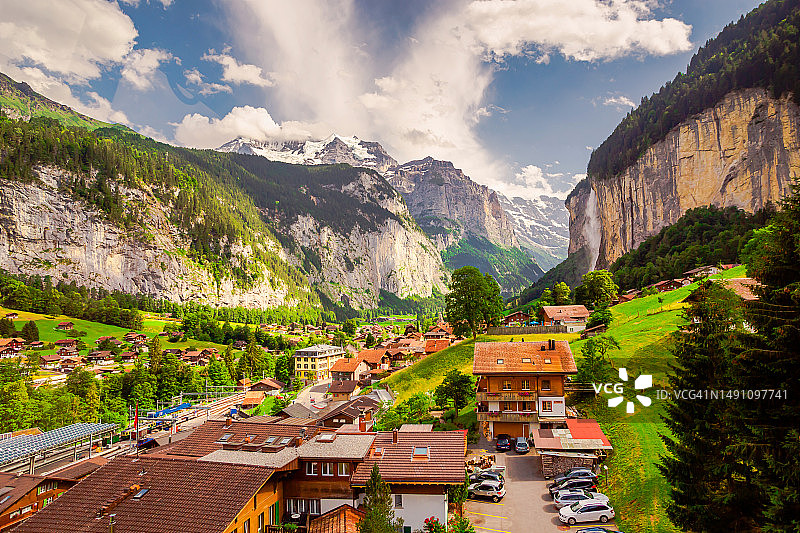 瑞士劳特布龙嫩施陶河瀑布图片素材