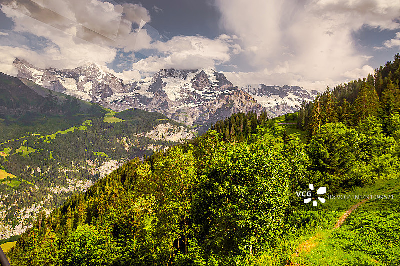 瑞士阿尔卑斯山：艾格峰、僧侣峰和少女峰，劳特布龙嫩，伯尔尼州，因特拉肯图片素材