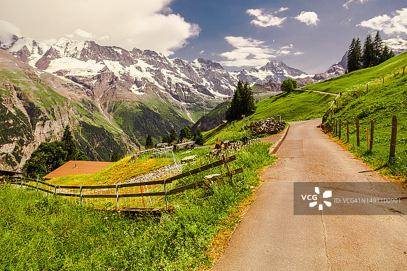 劳特布伦嫩山路 瑞士伯尔尼州米伦村风景图片素材
