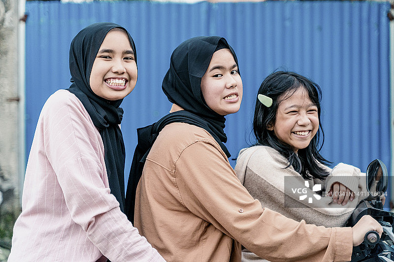 骑摩托车的少女肖像图片素材