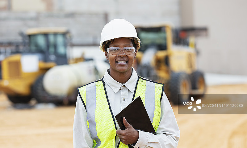 在建筑工地工作的非裔美国女建筑工人图片素材