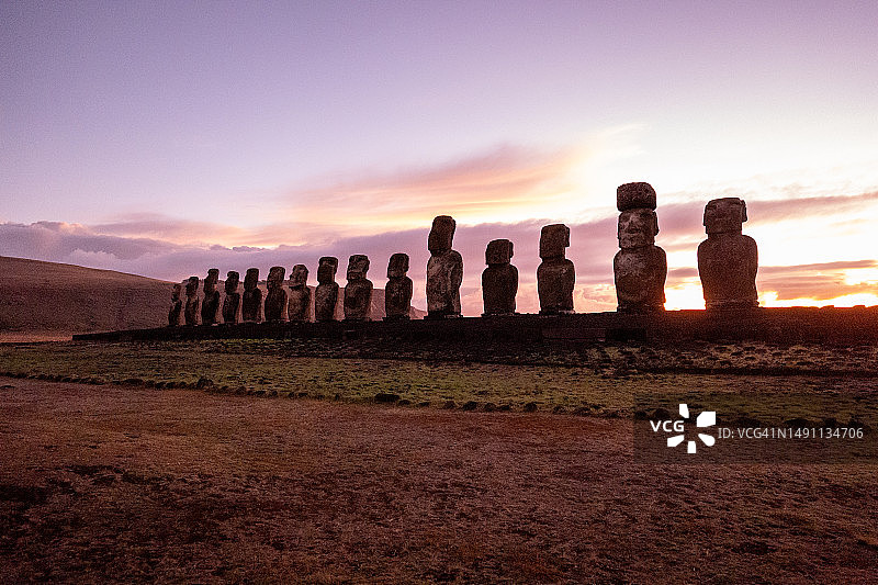 拉帕努伊阿胡汤加里基石像全景复活节岛智利图片素材