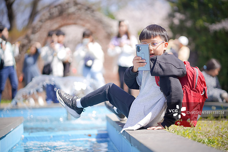 男孩拍照图片素材