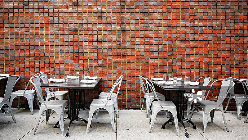 美国纽约曼哈顿人行道上空无一人的餐厅露台图片素材