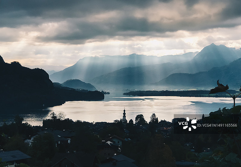 奥地利哈尔施塔特雾中山间村庄图片素材