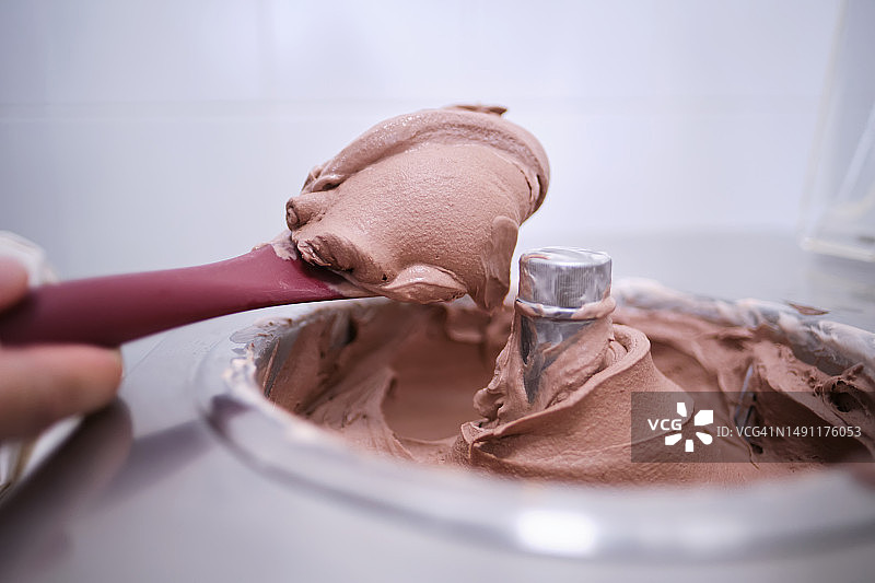 制作有机纯素椰奶冰淇淋的过程图片素材