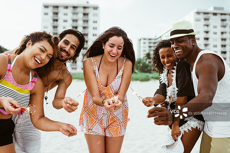 朋友们在海滩庆祝图片素材