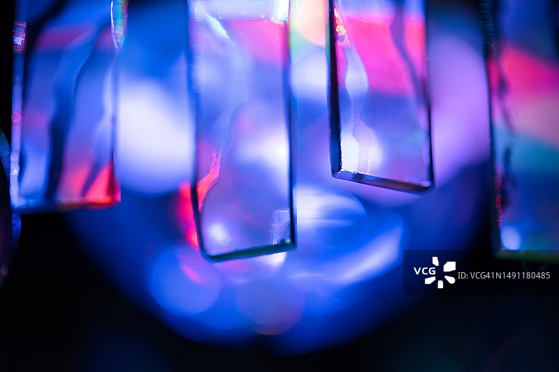 水晶上的彩虹色光谱折射图片素材