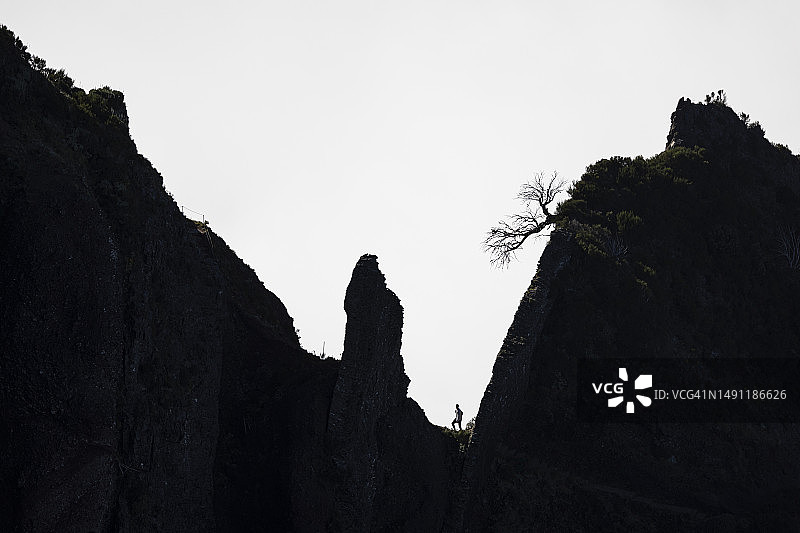 春日马德拉群岛Pico do Arieriro峰徒步剪影图片素材
