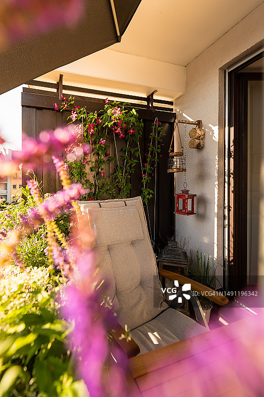 德国装饰着鲜花和灯笼的阳台图片素材