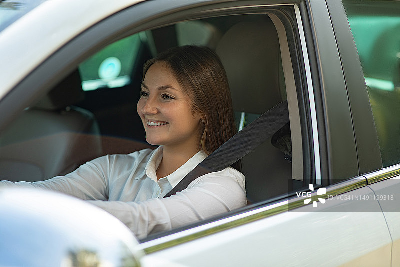 手握方向盘图片素材