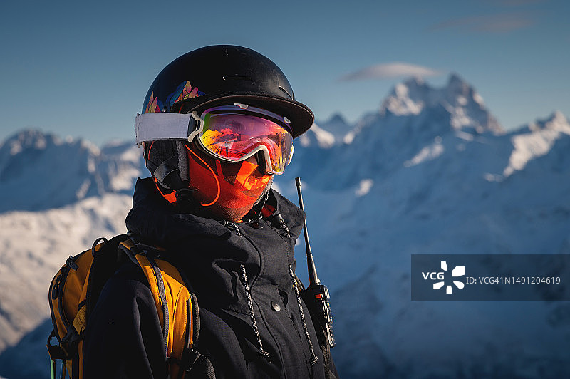 滑雪者在山上度假，面带笑容图片素材