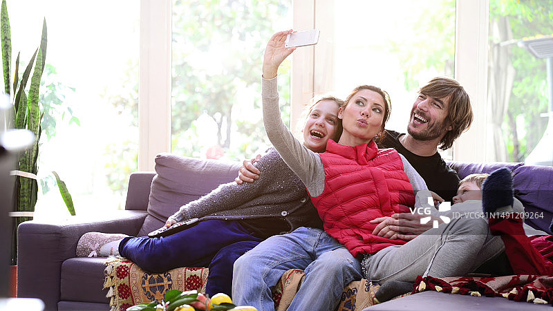 一家人在客厅自拍图片素材