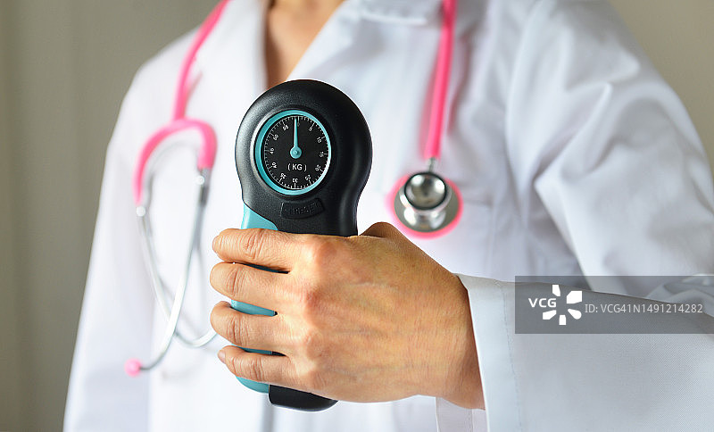 握力测试中的英国国家医疗服务体系医生图片素材