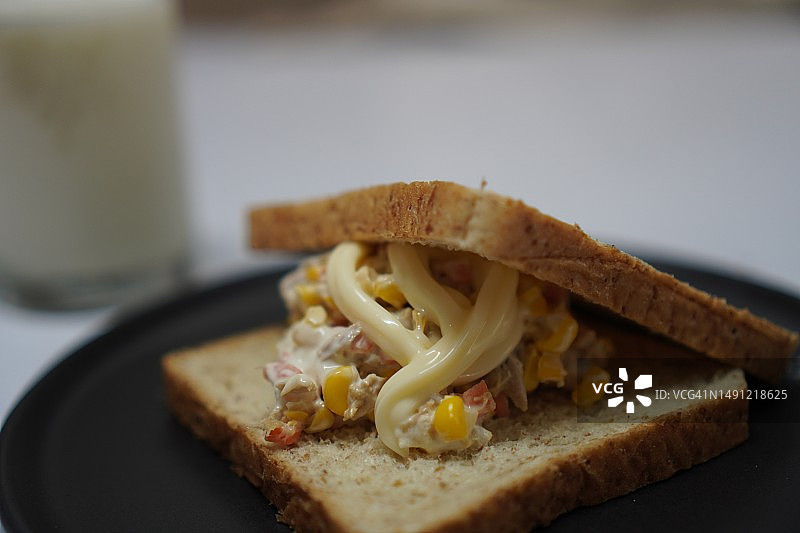 全麦金枪鱼蛋黄酱三明治和新鲜牛奶图片素材