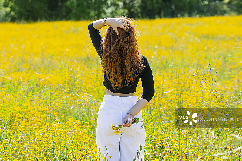 年轻女子手捧鲜花的背影图片素材