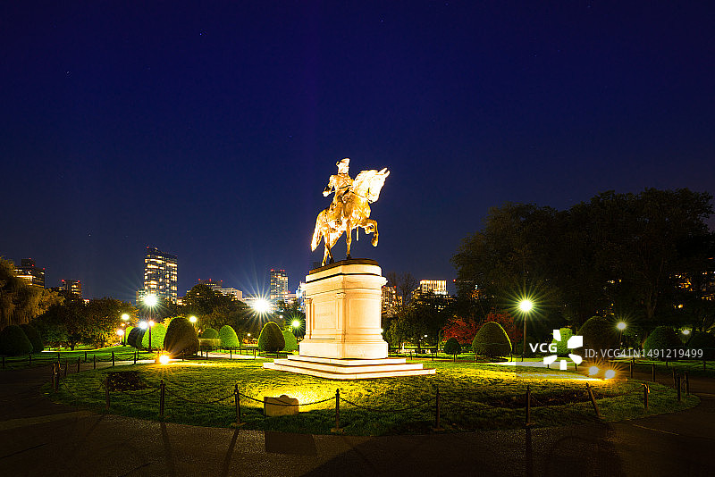 美国马萨诸塞州波士顿公共花园的乔治·华盛顿骑马雕像夜景图片素材