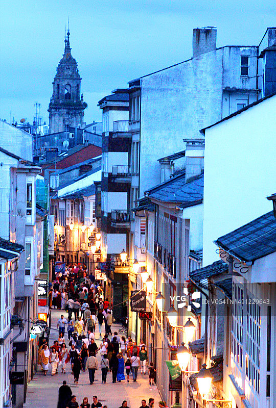 西班牙加利西亚卢戈市的大教堂钟楼和城市街道图片素材